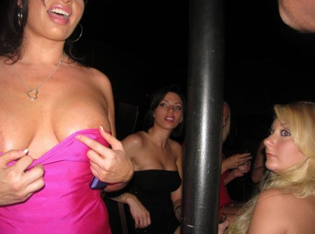 В ночном клубе девушки светят трусы под юбками