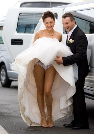 Под свадебным платьем невесты