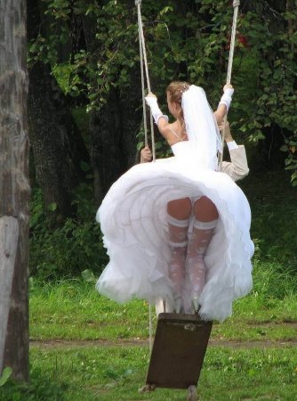Под свадебным платьем невесты