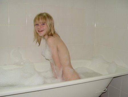 Голая малолетка моется в ванной