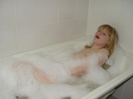 Голая малолетка моется в ванной