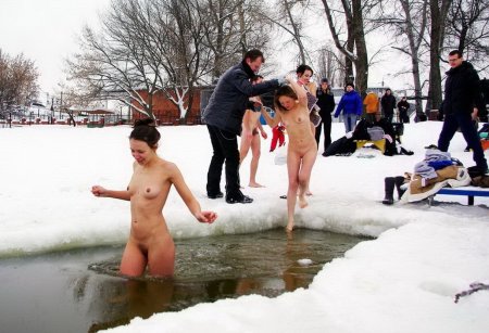 В проруби купаются голые девушки
